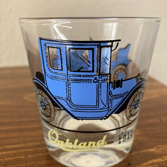 Classic Cars Drinking Glass Set - Picture 4 of 9